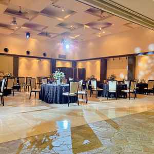 披露宴会場は、ロールカーテンを開けると廊下とつながり、開放感がある