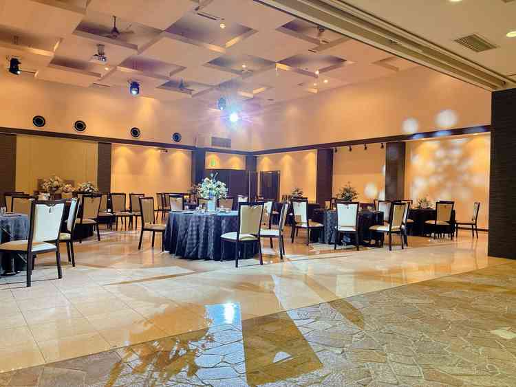 披露宴会場は、ロールカーテンを開けると廊下とつながり、開放感がある