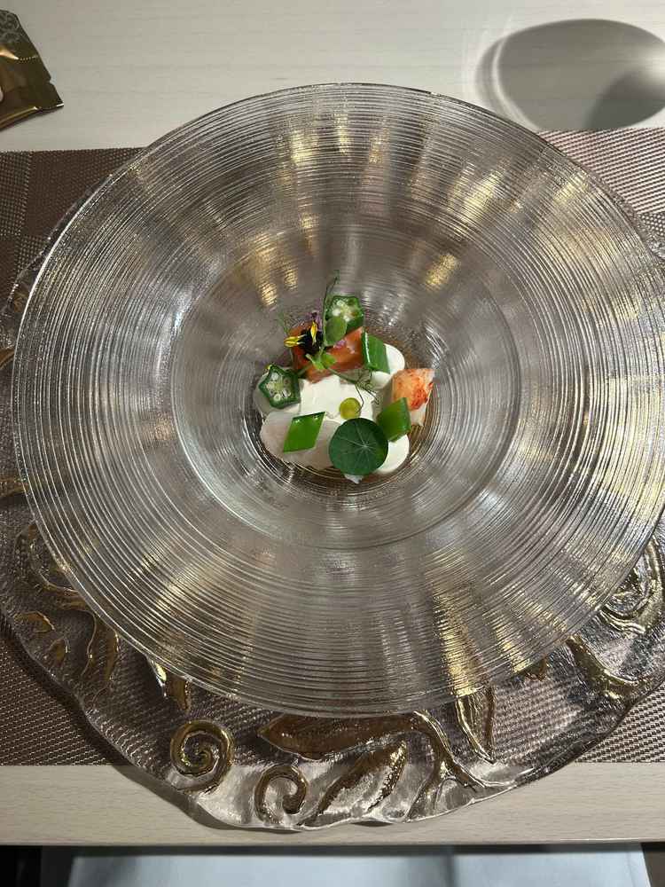 お料理がものすごく美味しかったです。お皿も素敵で、見た目もオシャレで洗練されています。