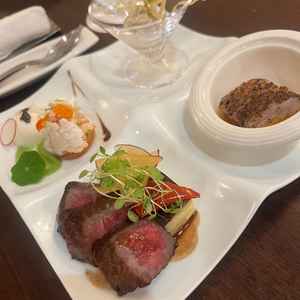 お料理が大変美味しいです。どのランクでもメインは牛肉なので安心なのとドリンクプランも良心的。