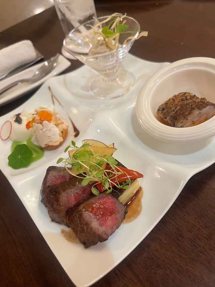 お料理が大変美味しいです。どのランクでもメインは牛肉なので安心なのとドリンクプランも良心的。
