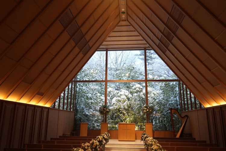 見学前から印象的だった自然を感じられるチャペル。見学日はきれいな雪景色が見られました。