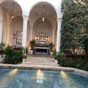 入っていくと真ん中にででくるプール正面入り口から入ると見える、白い壁とプール