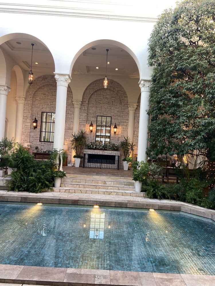 入っていくと真ん中にででくるプール正面入り口から入ると見える、白い壁とプール