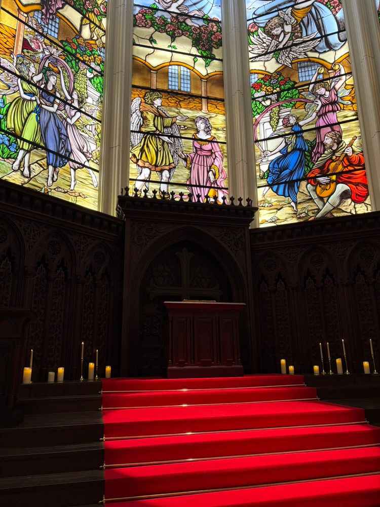 階段とキャンドル、ステンドグラスで作られた幻想的なチャペルの祭壇