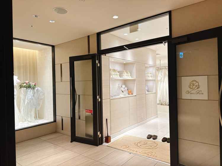 ララシャンス内にあるドレスショップ