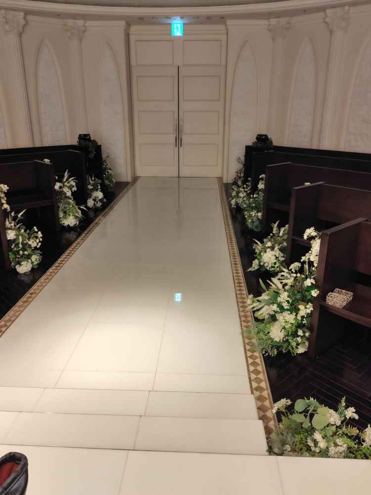 チャペルの写真です。席が斜めの形で設置されていて、参列者と程よい距離感で一緒に式を行なえる感じです。
