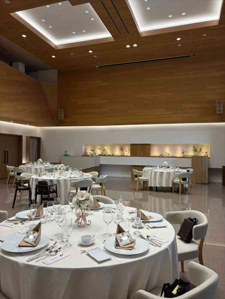 披露宴会場アモリール。ナチュラルだが、コーディネートによって印象を変えることができそう。