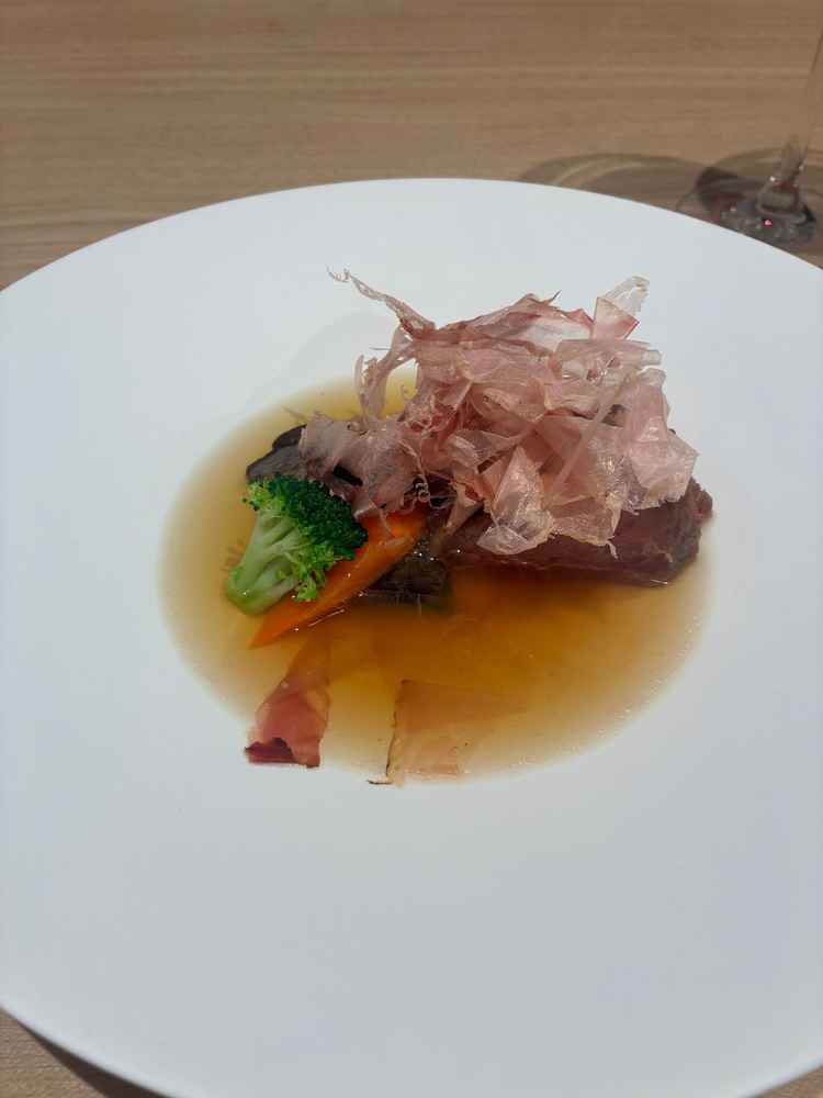 お肉料理の際に、ゲストの席に運ばれてからスープをかけてくれる。とても出汁がおいしい。