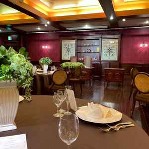 披露宴会場ゴールド。前の棚には好きなものを飾ることができるそう。