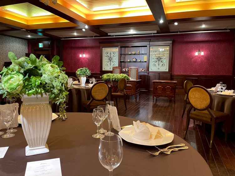 披露宴会場ゴールド。前の棚には好きなものを飾ることができるそう。