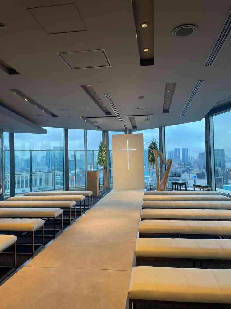 200度くらい東京を見渡せる開放的なチャペルの景色。