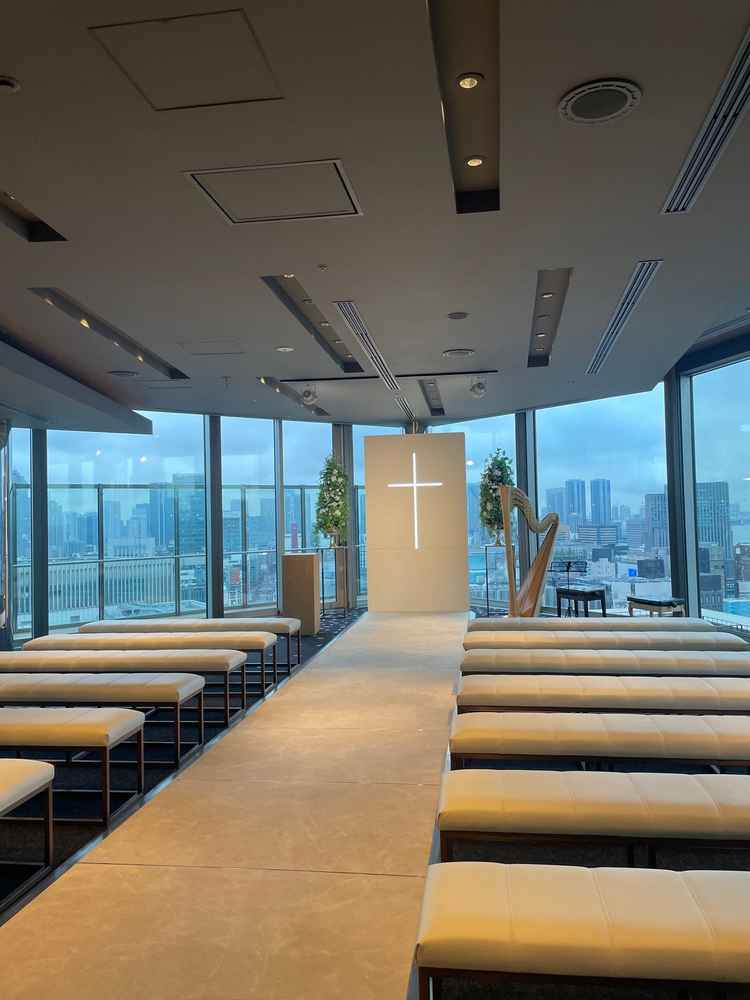 200度くらい東京を見渡せる開放的なチャペルの景色。