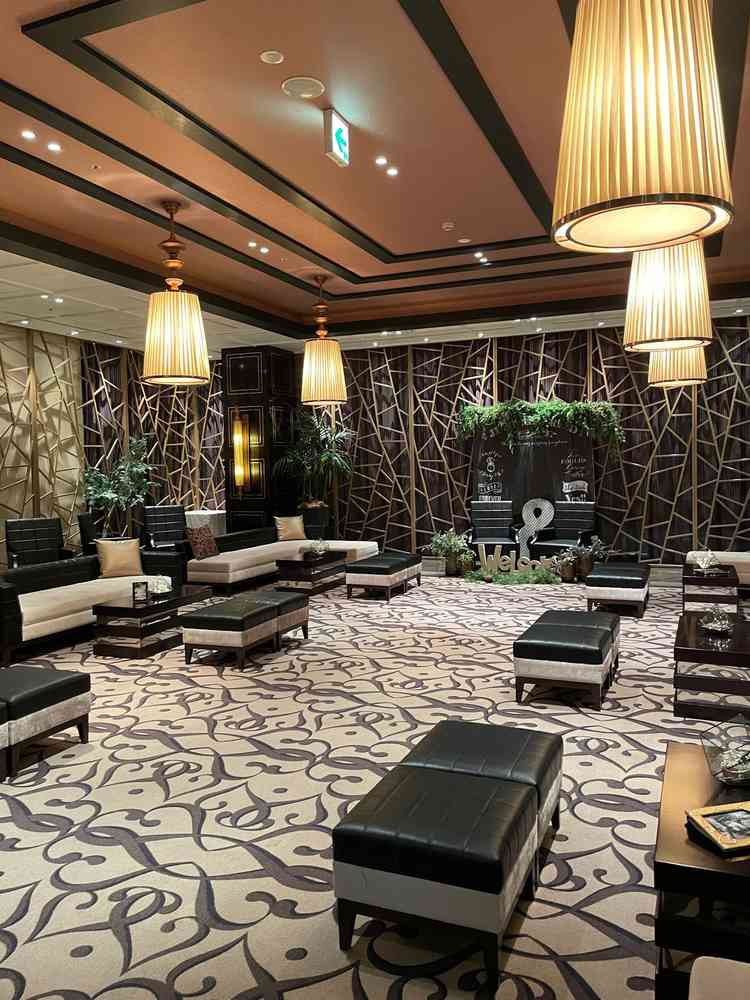 ゲストの待合ロビー。シックで落ち着いた雰囲気でゆっくり寛げそう。椅子も低くて子供達が座るのにも安全。