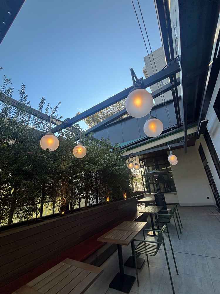 披露宴会場のベランダ。ここでの歓談も可能。奥にはBBQスペースがあり、友人たちと楽しい時間を過ごせる