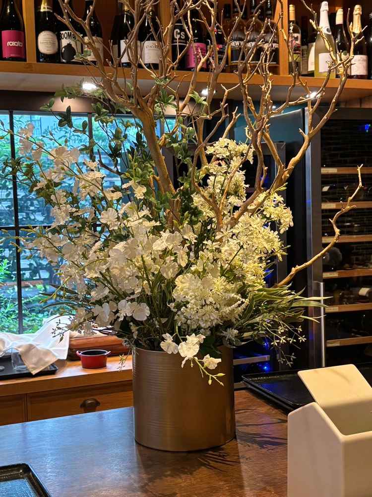 店舗装飾のお花の写真、自社のお花でとても綺麗で実際に挙式でも使用可能だそうです。