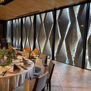 2F披露宴会場。外観の石造りの壁から光がやさしく差し込む。