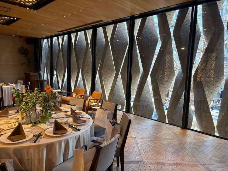 2F披露宴会場。外観の石造りの壁から光がやさしく差し込む。