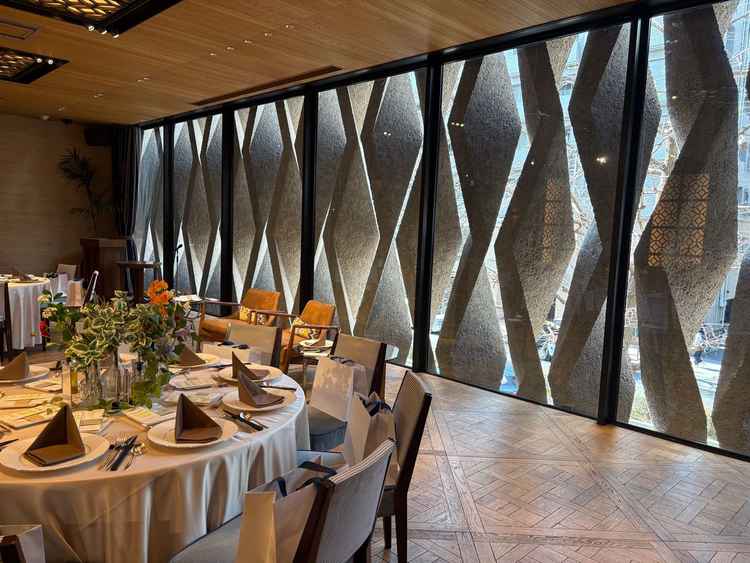 2F披露宴会場。外観の石造りの壁から光がやさしく差し込む。