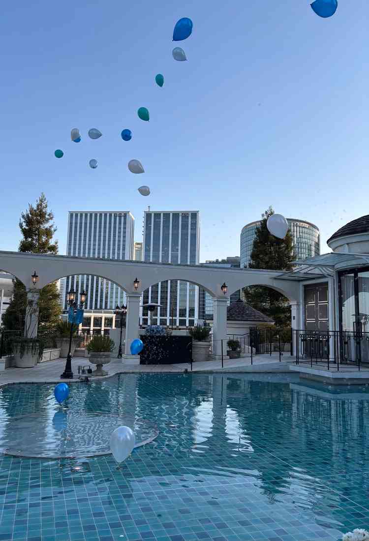 バルーンリリースの演出を体感させてもらえました。ゲスト側目線で楽しめて、風船がとても綺麗でした。