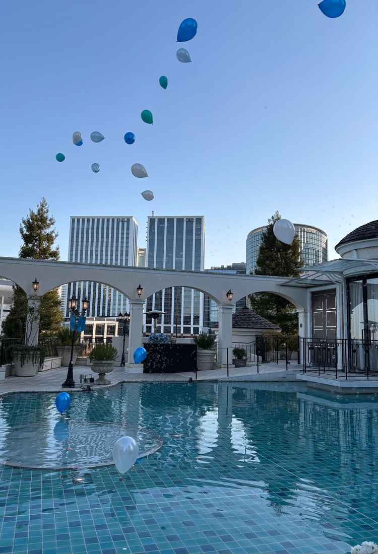 バルーンリリースの演出を体感させてもらえました。ゲスト側目線で楽しめて、風船がとても綺麗でした。