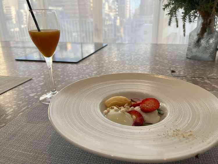 デザートの試食。豆腐で作られたデザートとマンゴーのノンアルコールカクテルを頂いた。