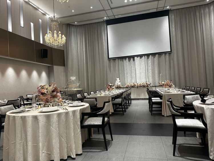 シャインテイストの会場。お部屋の明るさやテーブルフラワーが華やかな雰囲気でした。