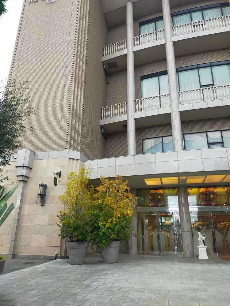 建物外観。4階建ての建物はとても大きく感じ、高級なホテルを思わせる雰囲気。