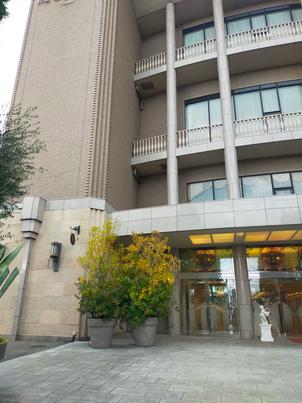 建物外観。4階建ての建物はとても大きく感じ、高級なホテルを思わせる雰囲気。