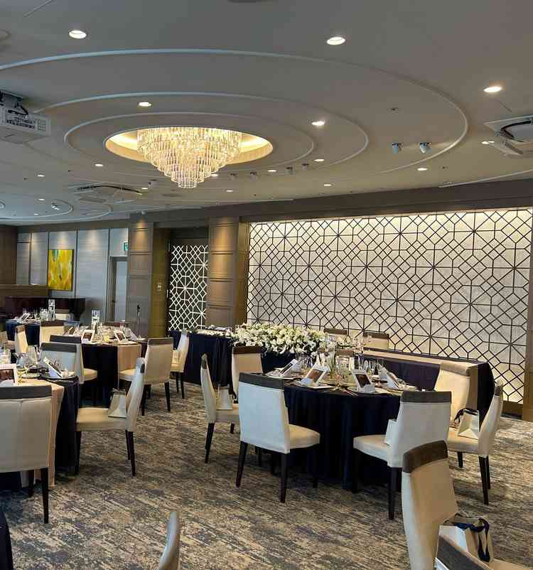 披露宴会場。広くてフローリングではなく絨毯で雰囲気がよかった。