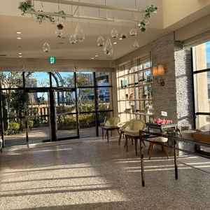 披露宴会場に付いた光の入るスペース