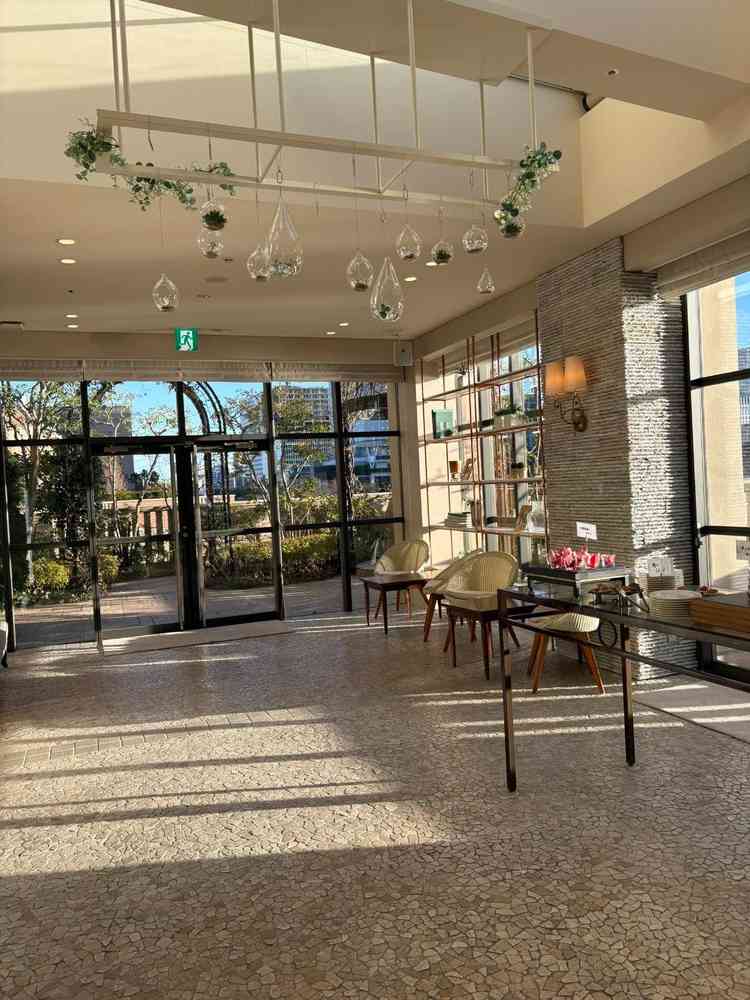 披露宴会場に付いた光の入るスペース