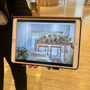 披露宴会場は広さもあり、自分たちらしくコーディネートでき、テーブルのイメージも湧きました