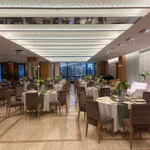 3Fの披露宴会場。今どきのデザインでテラスもありました。