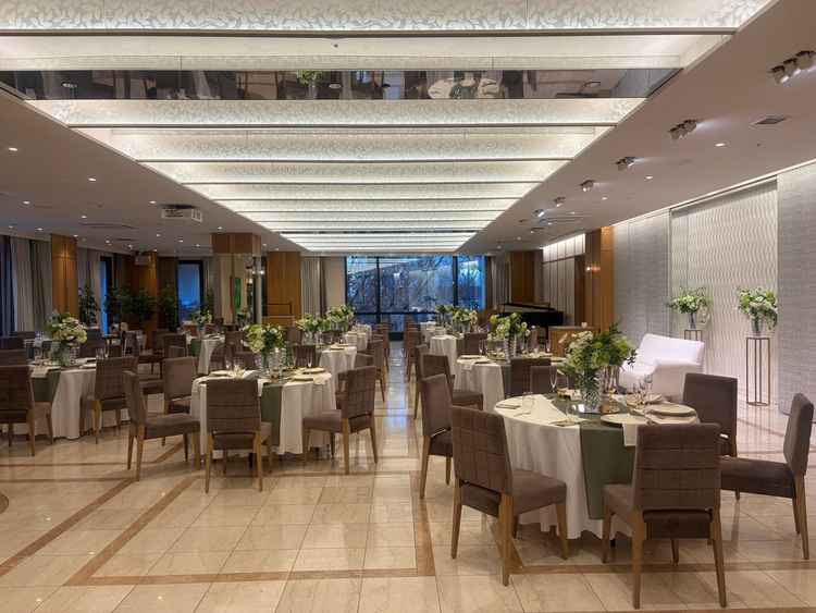 3Fの披露宴会場。今どきのデザインでテラスもありました。