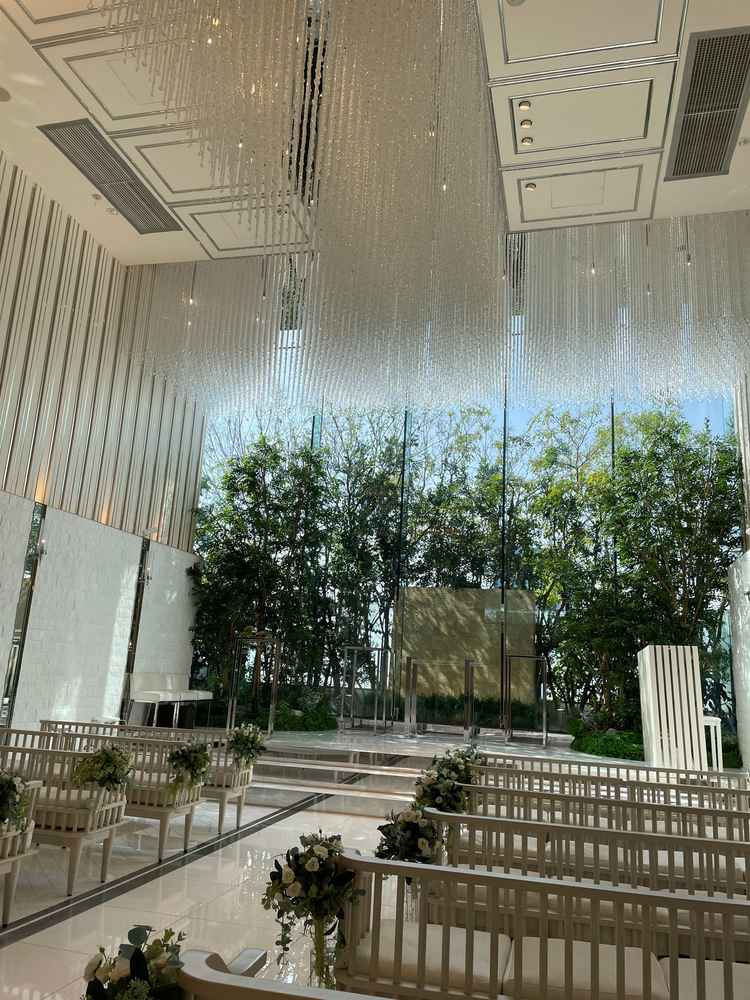 空が見えて自然光が当たるチャペル。雨の日でも幻想的な雰囲気を作り出してくれる。