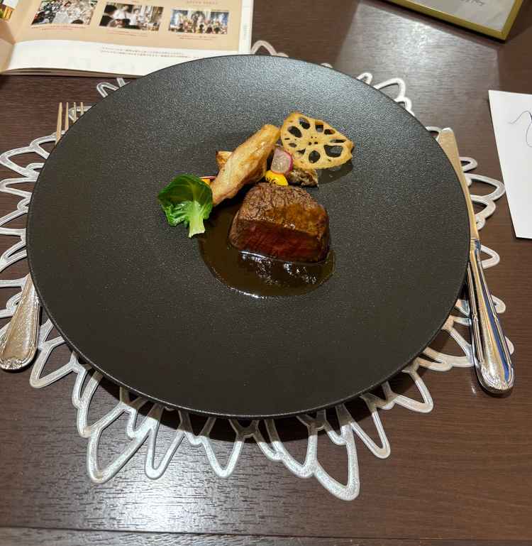 国産牛を使用した料理。お肉が柔らかく、付け合わせの野菜も美味しかったです。