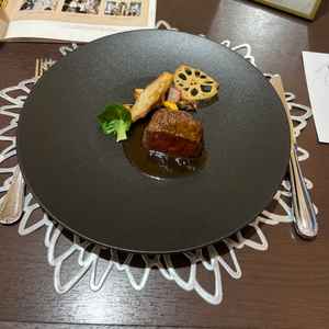 国産牛を使用した料理。お肉が柔らかく、付け合わせの野菜も美味しかったです。