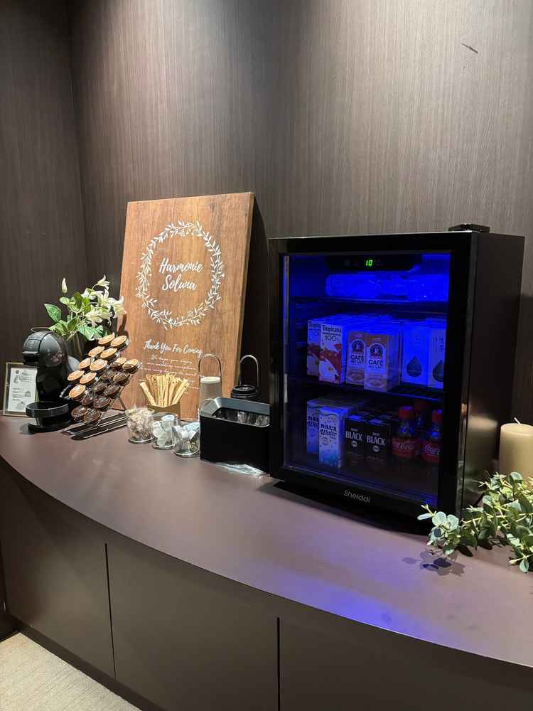 サロン内にはドリンクサーバーもあり、リラックスしてお話ができる雰囲気でした。