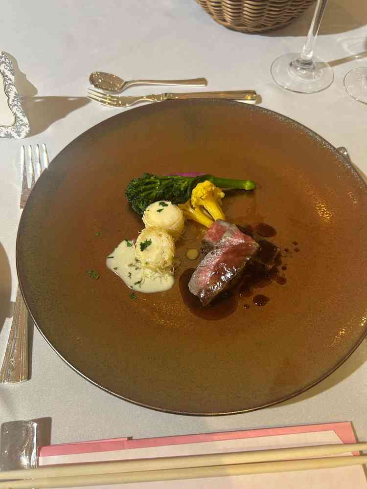 お料理です。お肉が少し硬めのように感じましたが、美味しかったです。