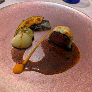 メインの黒毛和牛のパイづつみです。トリュフソースが美味しかったです。