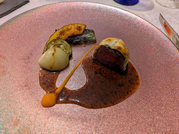 メインの黒毛和牛のパイづつみです。トリュフソースが美味しかったです。