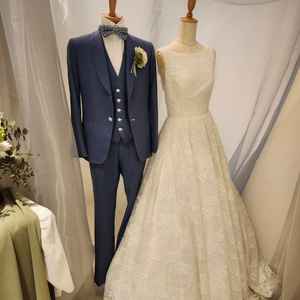 ウェディングドレスとタキシードもシンプルかつ洗練されたデザインでした。