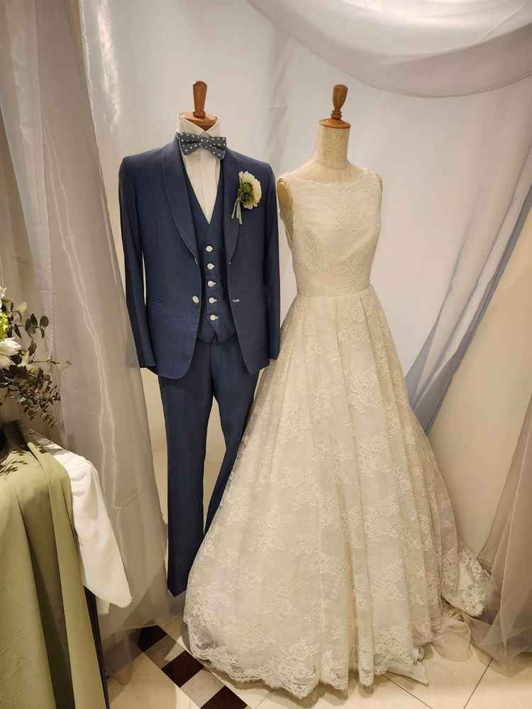 ウェディングドレスとタキシードもシンプルかつ洗練されたデザインでした。