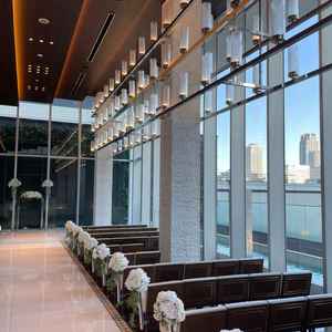 チャペル。正面は黒の壁に滝、左側は白の壁、右側は空と見晴らしの良い眺め、後ろには緑と4つの顔がある。