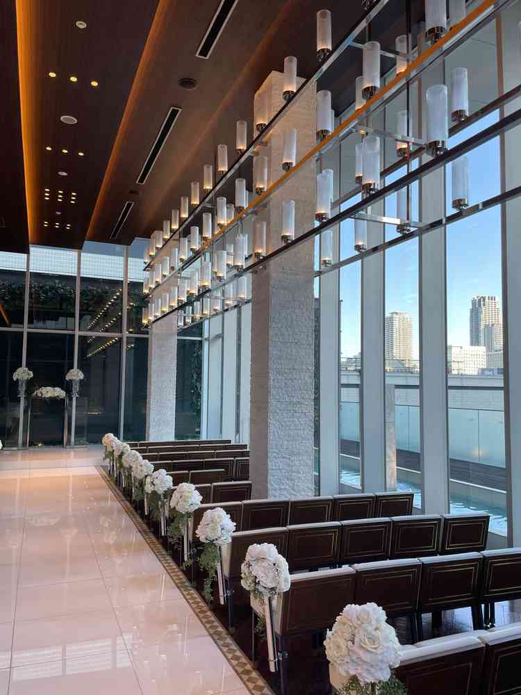 チャペル。正面は黒の壁に滝、左側は白の壁、右側は空と見晴らしの良い眺め、後ろには緑と4つの顔がある。