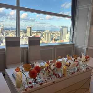 披露宴会場の新郎新婦用の席。