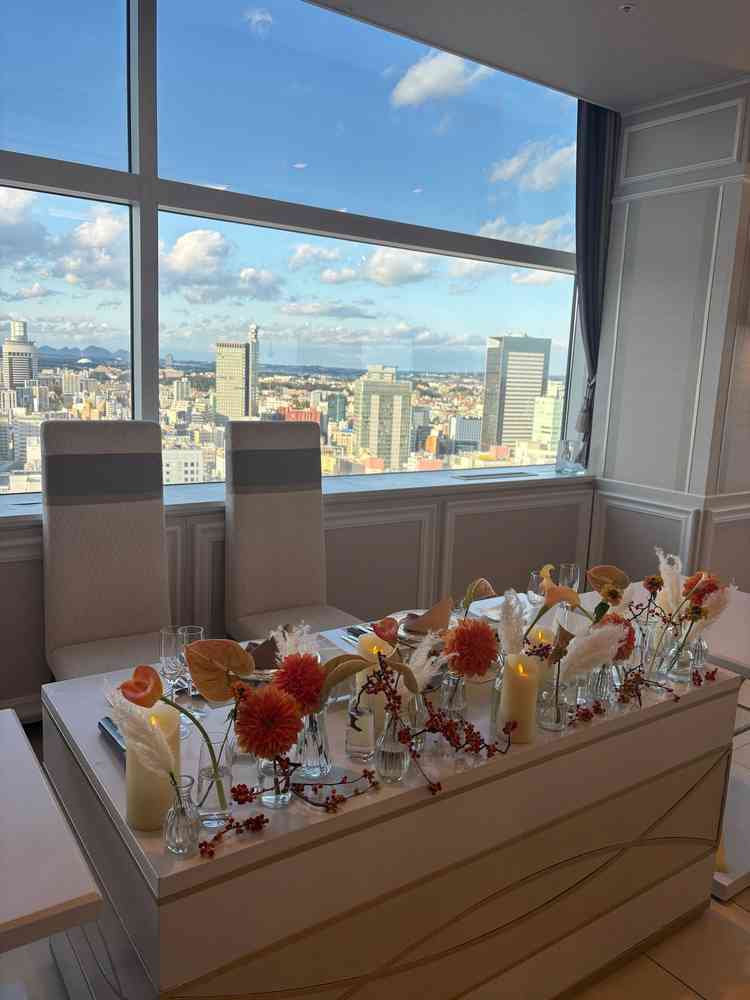 披露宴会場の新郎新婦用の席。