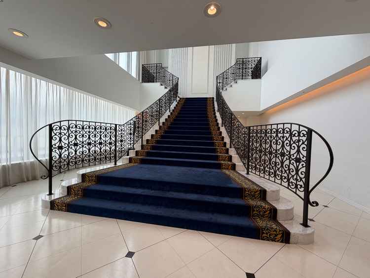 アフターセレモニー用の部屋。Y字階段になっている。