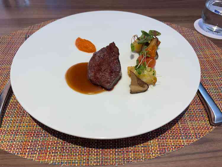 メインの牛サーロイン。付け合わせのローストされたお野菜もとても美味しかったです。